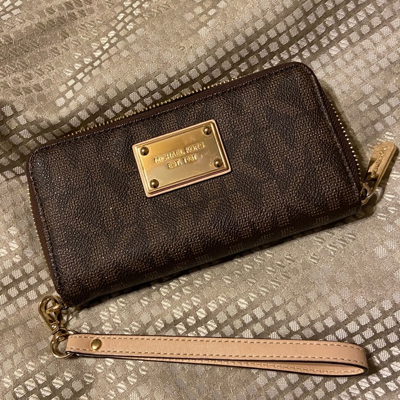 Michael Kors Handbags - Michael Kors Wristlet